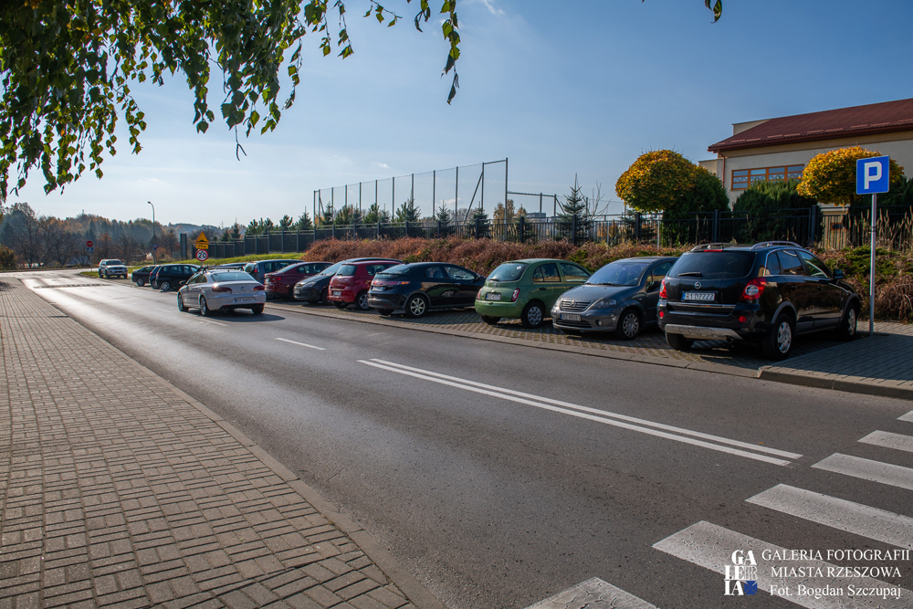 Parking pomiędzy Szkołą Sióstr Pijarek, a ulicą Bł. Karoliny